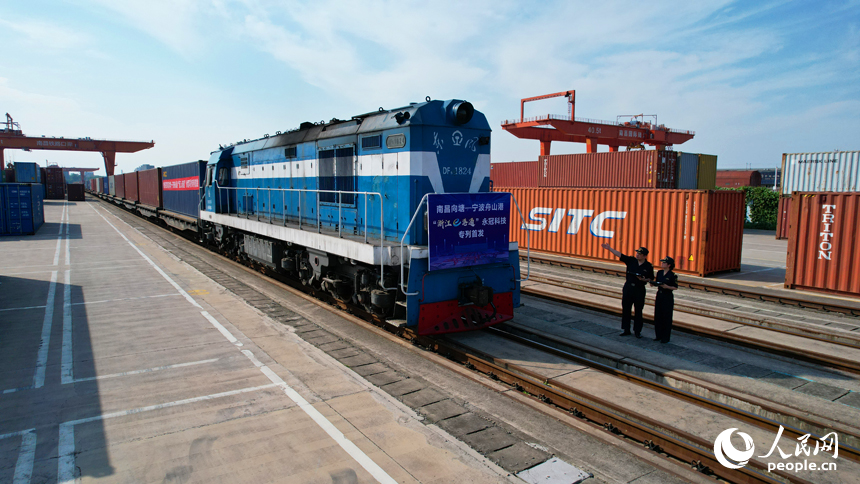 滿載“江西制造”產品的“浙江e港通”專列從南昌國際陸港緩緩駛出。人民網記者 毛思遠攝