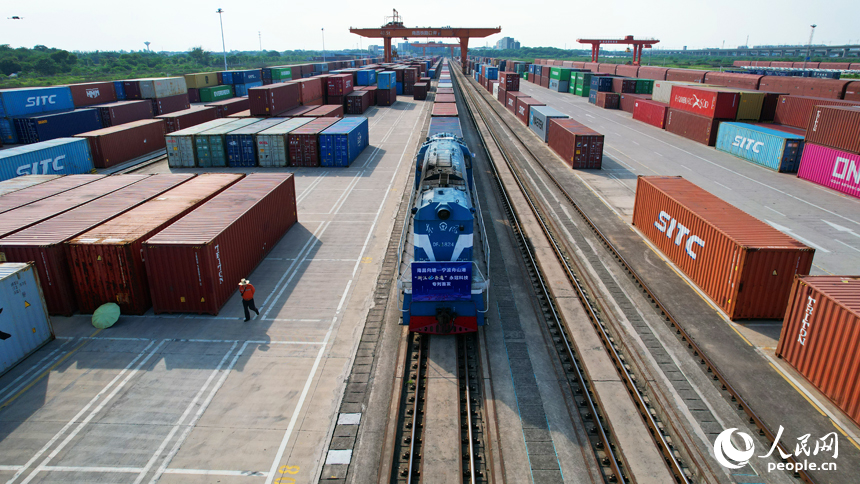 滿載“江西制造”產品的“浙江e港通”專列從南昌國際陸港緩緩駛出。人民網記者 毛思遠攝