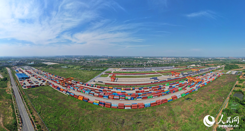 南昌國際陸港貨場，龍門吊在裝運進出口貨物集裝箱，一派繁忙有序的景象。人民網記者 毛思遠攝
