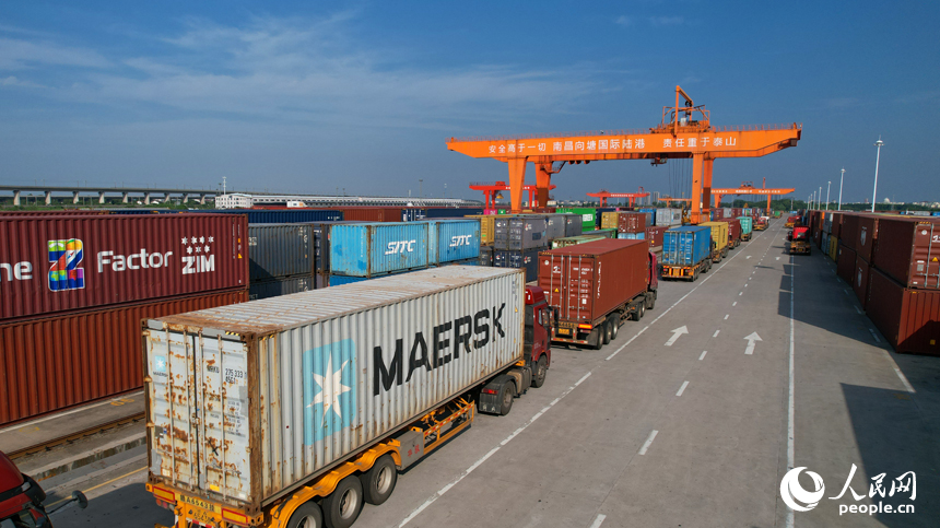 南昌國際陸港貨場，貨車正在排隊等待裝卸集裝箱。人民網記者 毛思遠攝