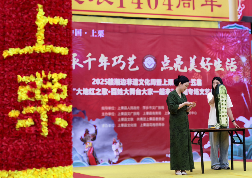 萍鄉花果非物質文化遺產代表性傳承人現場展示非遺花果雕刻技藝。人民網記者 時雨攝