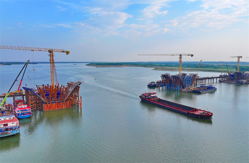 南昌市南昌縣富山鄉昌南特大橋施工現場，工人在加緊推進跨江橋梁建設。人民網 朱海鵬攝