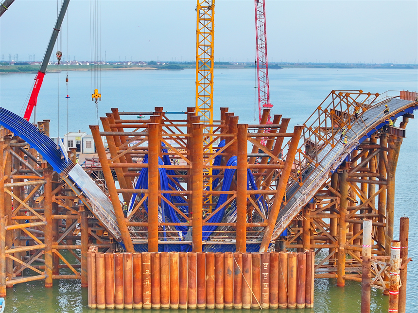 南昌市南昌縣富山鄉昌南特大橋施工現場，工人在加緊推進跨江橋梁建設。人民網 朱海鵬攝