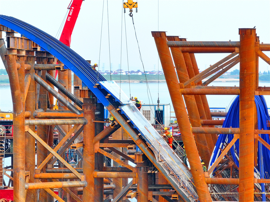 南昌市南昌縣富山鄉昌南特大橋施工現場，工人在加緊推進跨江橋梁建設。人民網 朱海鵬攝