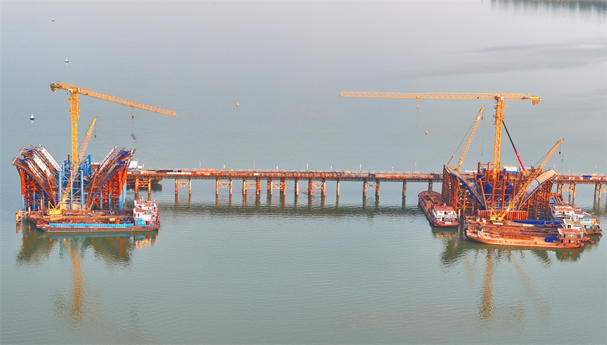 南昌市南昌縣富山鄉昌南特大橋施工現場，工人在加緊推進跨江橋梁建設。人民網 朱海鵬攝