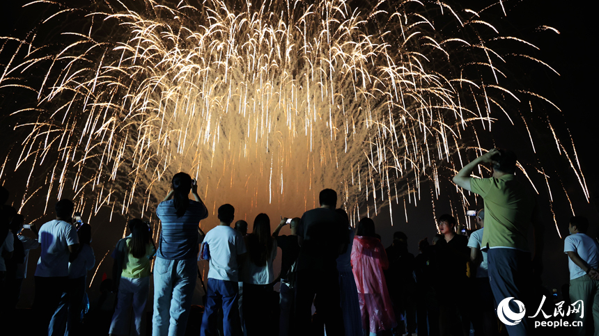 上栗縣花炮文化博覽園內煙花綻放。人民網記者 時雨攝