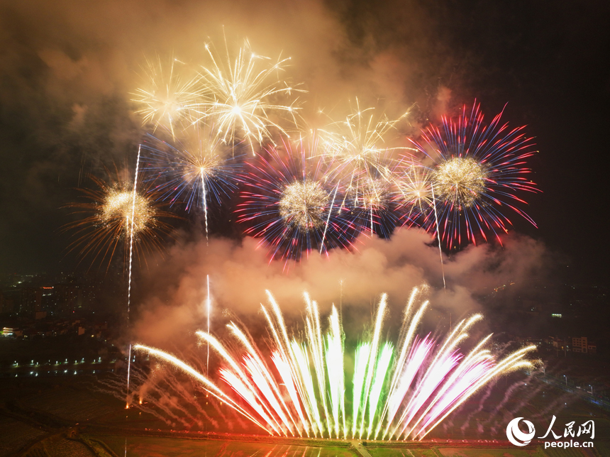 上栗縣花炮文化博覽園內煙花綻放。人民網記者 時雨攝