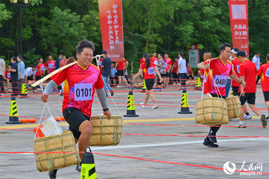 “紅動江西”紅色運動會參賽運動員在進行物資運輸投擲賽比拼。人民網 朱海鵬攝