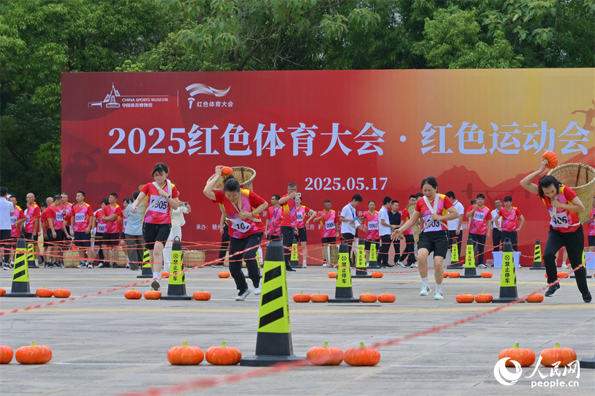 “紅動江西”紅色運動會參賽運動員在進行物資運輸投擲賽比拼。人民網 朱海鵬攝