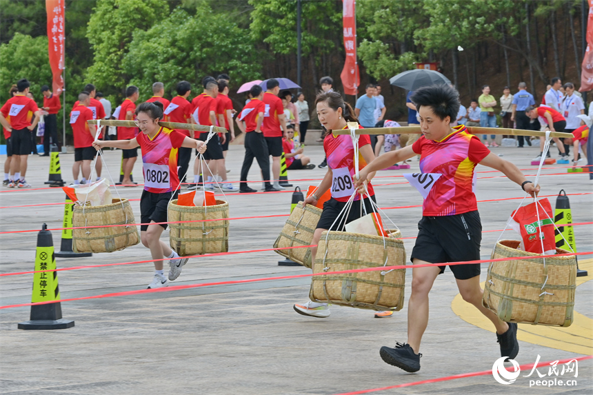 “紅動江西”紅色運動會參賽運動員在進行物資運輸投擲賽比拼。人民網 朱海鵬攝
