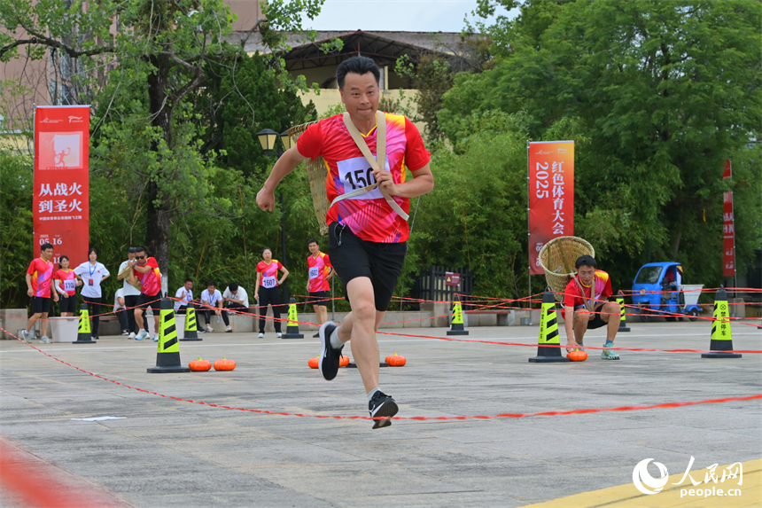 “紅動江西”紅色運動會參賽運動員在進行物資運輸投擲賽比拼。人民網 朱海鵬攝