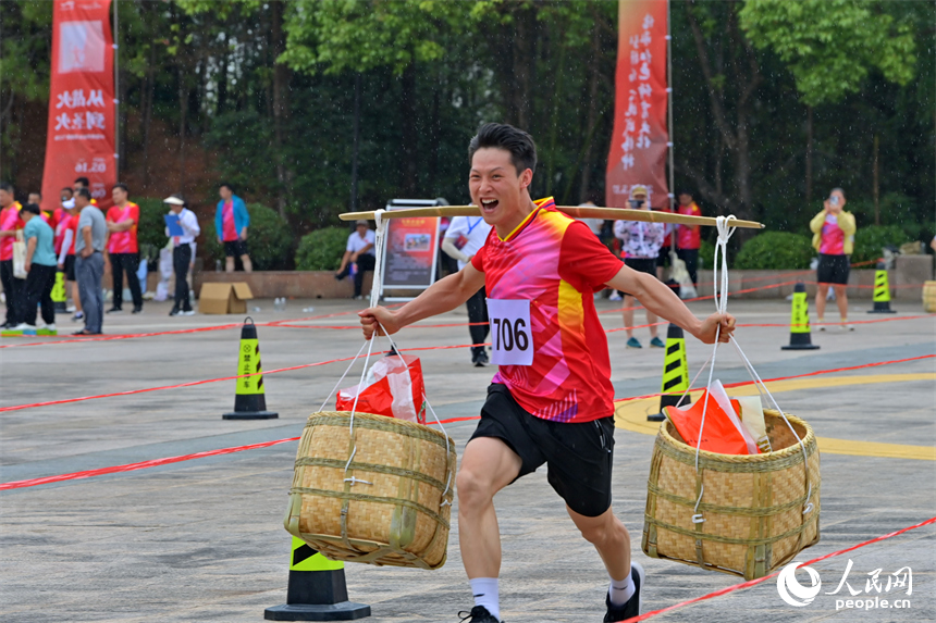“紅動江西”紅色運動會參賽運動員在進行物資運輸投擲賽比拼。人民網 朱海鵬攝