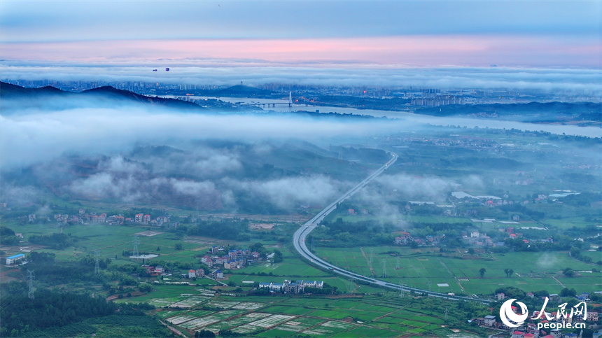 吉安市吉水縣文峰鎮葛山村，山巒起伏、水潤田疇、云霧繚繞，構成一幅初夏美麗鄉村田園圖景。人民網 朱海鵬攝