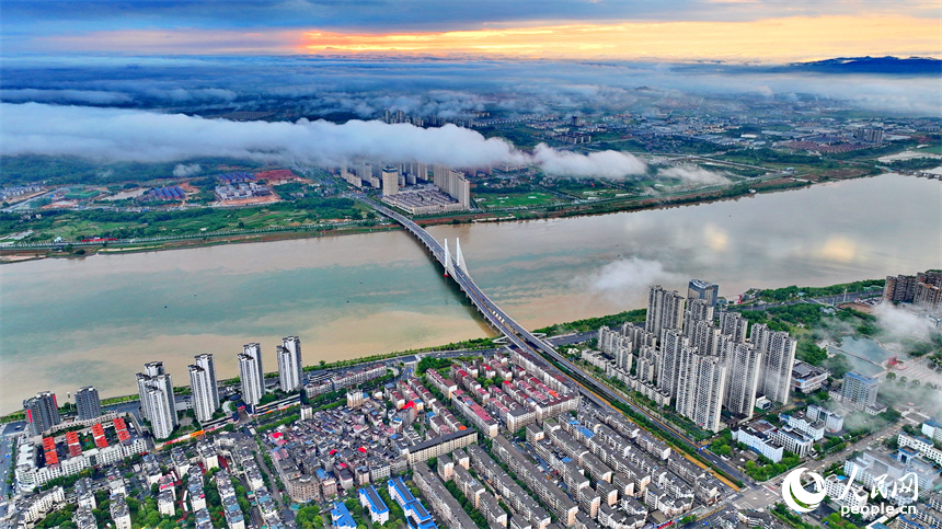 吉安市吉水縣城上空云霧繚繞，城市建筑、道路、橋梁、田園、河流在云霧的籠罩下，若隱若現，宛如仙境。人民網 朱海鵬攝