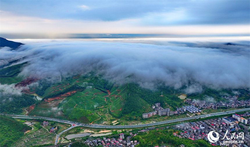 吉安市吉水縣城上空云霧繚繞，城市建筑、道路、橋梁、田園、河流在云霧的籠罩下，若隱若現，宛如仙境。人民網 朱海鵬攝