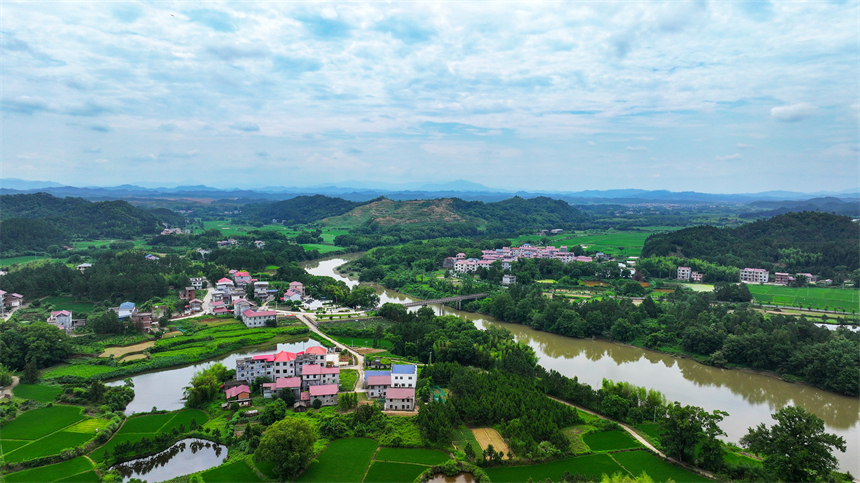 江西省吉安市吉水縣白沙鎮安坪村，田野、山巒、農舍相映成趣，勾勒出一幅美麗鄉村畫面。廖敏攝