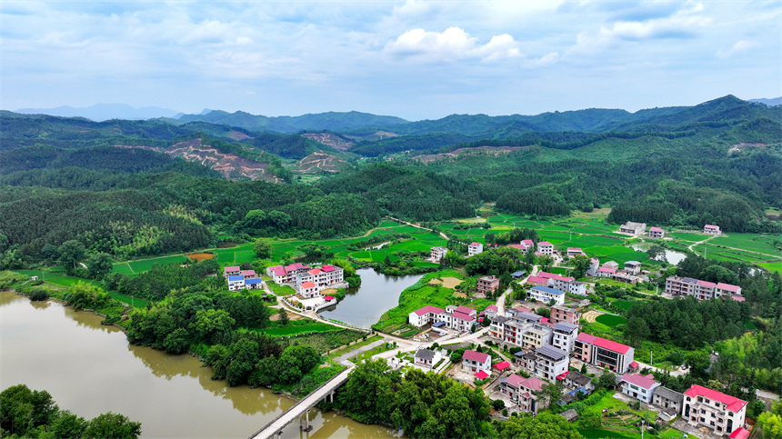 江西省吉安市吉水縣白沙鎮安坪村，田野、山巒、農舍相映成趣，勾勒出一幅美麗鄉村畫面。廖敏攝