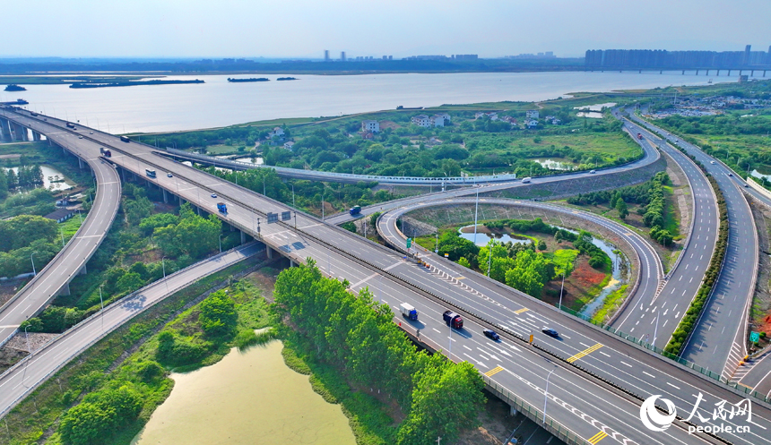 南昌市南昌縣沿江南大道快速路與G6021杭長高速公路互通立交橋上，車輛往來穿梭。人民網 朱海鵬攝
