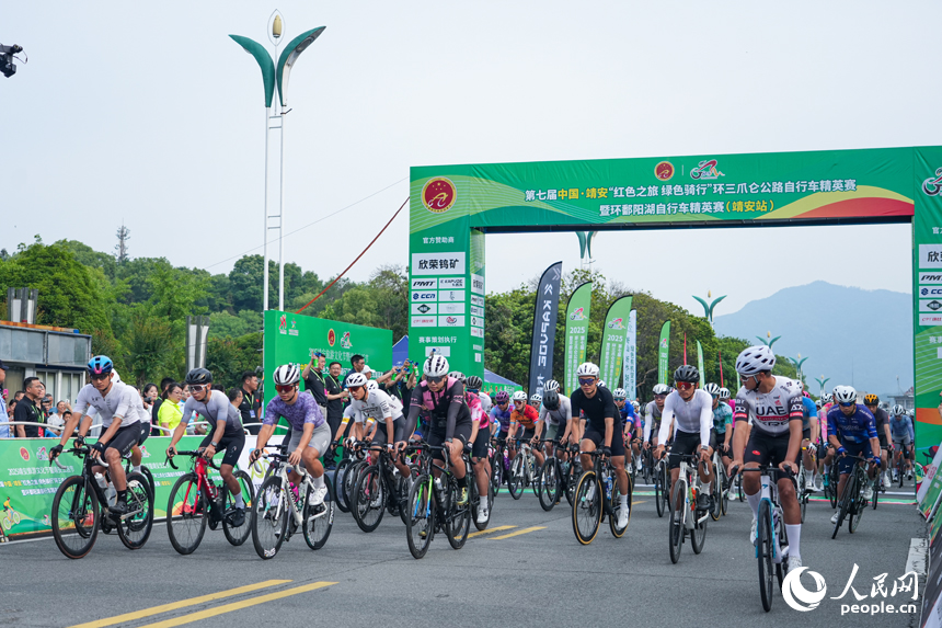 隨著發令槍響，車手們從起點飛馳而出。 人民網涂詩軒攝