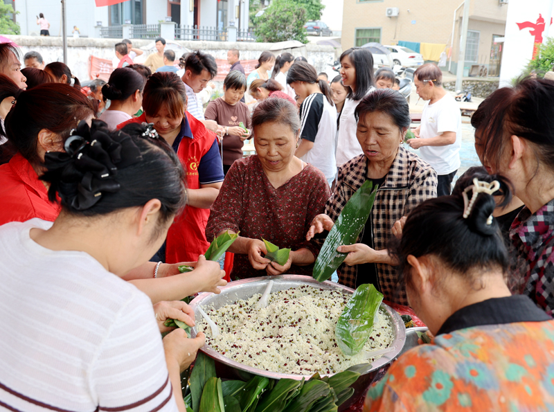 包粽子比賽火熱上演。