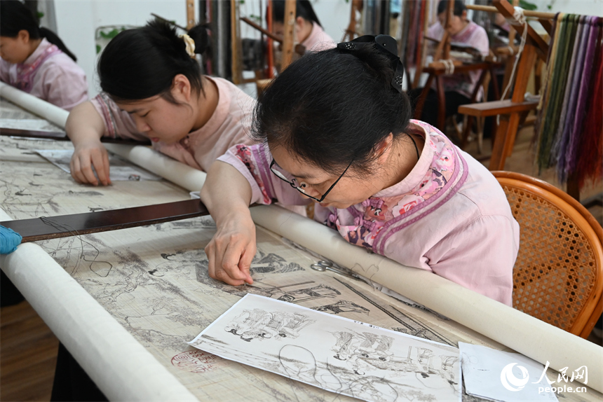 夏布繡技藝人們正在進行藝術刺繡。人民網 孟凡卓攝