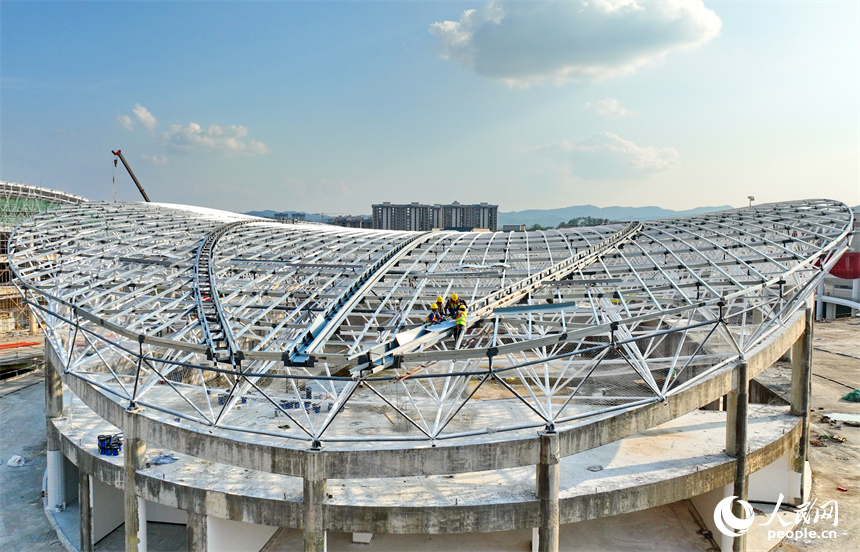 贛州市石城縣西城體育中心項目建設現場，工人在進行體育館鋼結構屋面網架安裝作業。人民網 朱海鵬攝