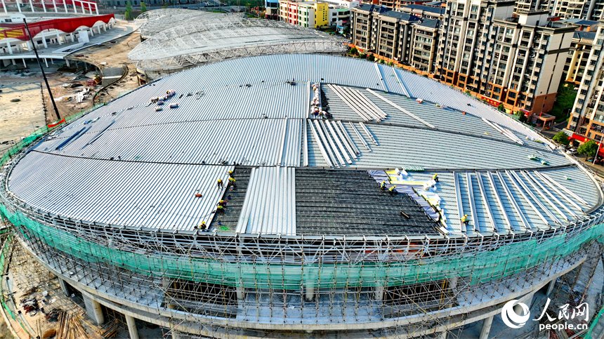贛州市石城縣西城體育中心項目建設現場，工人在進行體育館鋼結構屋面網架安裝作業。人民網 朱海鵬攝