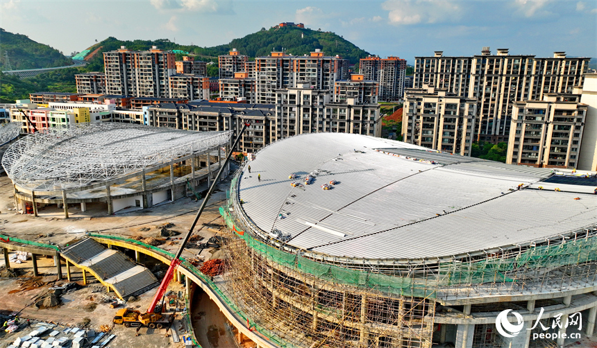 贛州市石城縣西城體育中心項目建設現場，工人在進行體育館鋼結構屋面網架安裝作業。人民網 朱海鵬攝