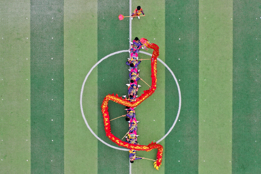 上高縣鎮渡中心學校的學生們正在進行舞龍訓練。陳旗海攝