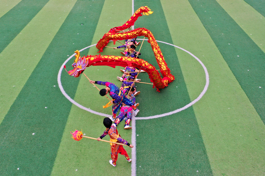 上高縣鎮渡中心學校的學生們正在進行舞龍訓練。陳旗海攝