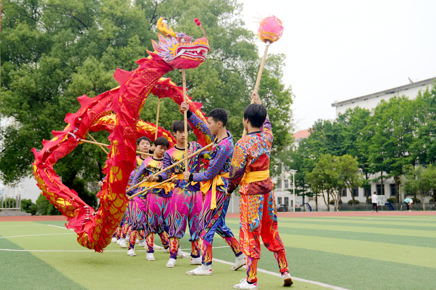 上高縣鎮渡中心學校的學生們正在進行舞龍訓練。陳旗海攝