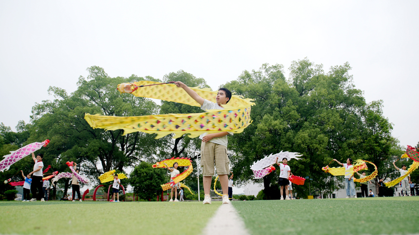 上高縣鎮渡中心學校的學生們正在進行舞龍訓練。陳旗海攝