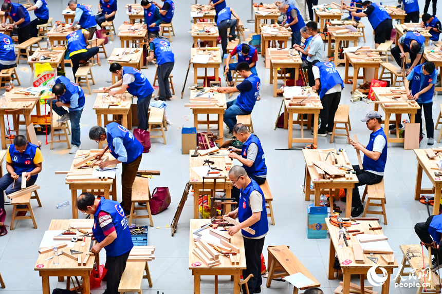 贛州市南康區家居小鎮博覽中心，幾十名木匠工人在手工木工（木制家具工）職業技能競賽決賽中制作家具。人民網 朱海鵬攝