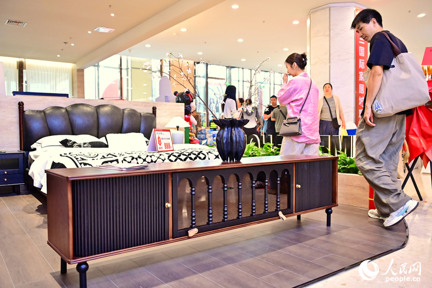 贛州市南康區的米蘭國際家居城，消費者在展廳咨詢補貼政策選購家具產品。人民網 朱海鵬攝