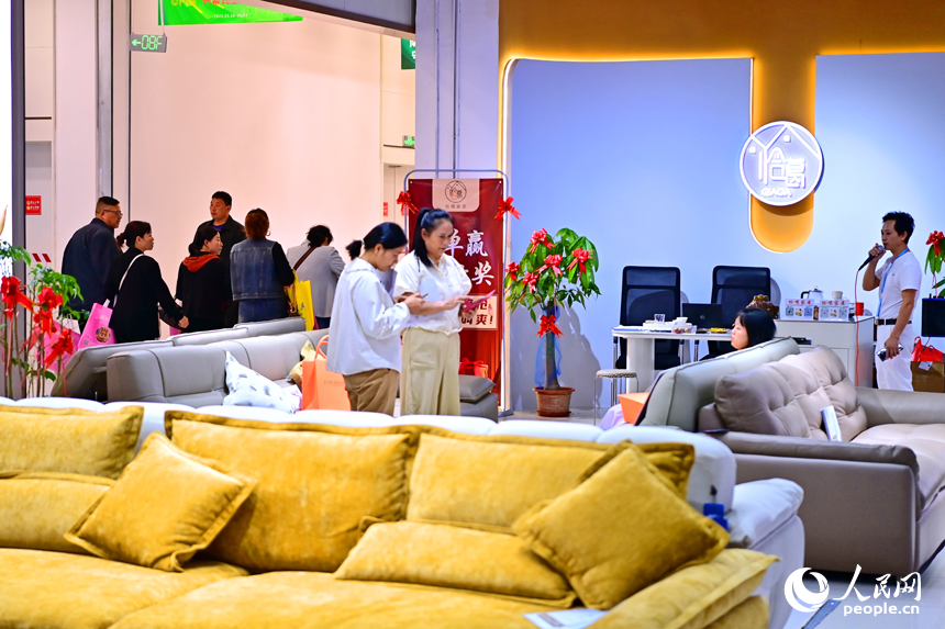 贛州市南康區的米蘭國際家居城，消費者在展廳咨詢補貼政策選購家具產品。人民網 朱海鵬攝