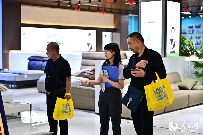 贛州市南康區的米蘭國際家居城，消費者在展廳咨詢補貼政策選購家具產品。人民網 朱海鵬攝