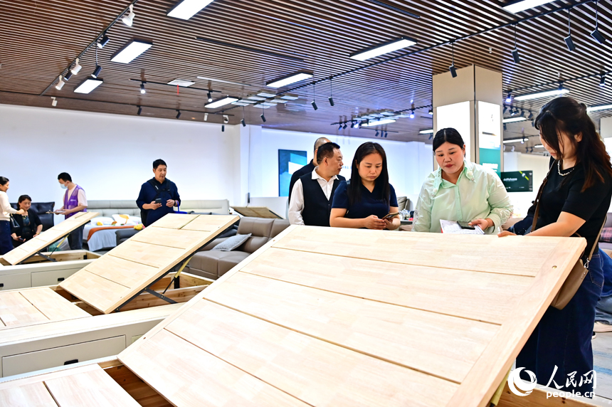 贛州市南康區的米蘭國際家居城，消費者在展廳咨詢補貼政策選購家具產品。人民網 朱海鵬攝