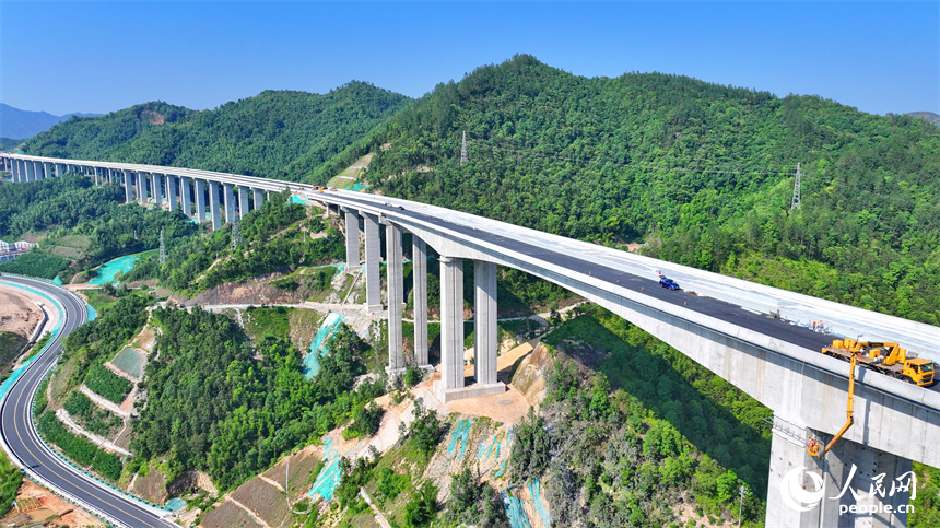 贛州市上猶縣陡水鎮的遂大高速上猶江特大橋項目施工現場，工人在進行大橋收尾施工。人民網 朱海鵬攝
