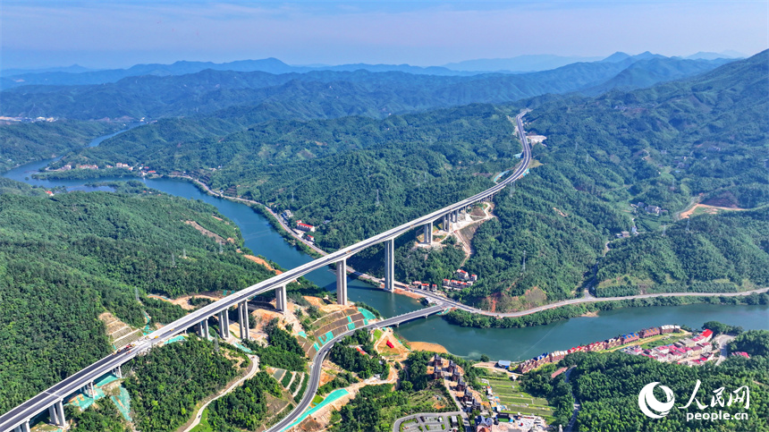 贛州市上猶縣陡水鎮的遂大高速上猶江特大橋項目施工現場，工人在進行大橋收尾施工。人民網 朱海鵬攝