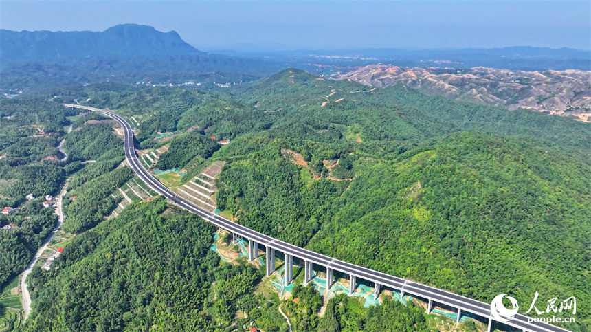 贛州市上猶縣陡水鎮的遂大高速上猶江特大橋項目施工現場，工人在進行大橋收尾施工。人民網 朱海鵬攝