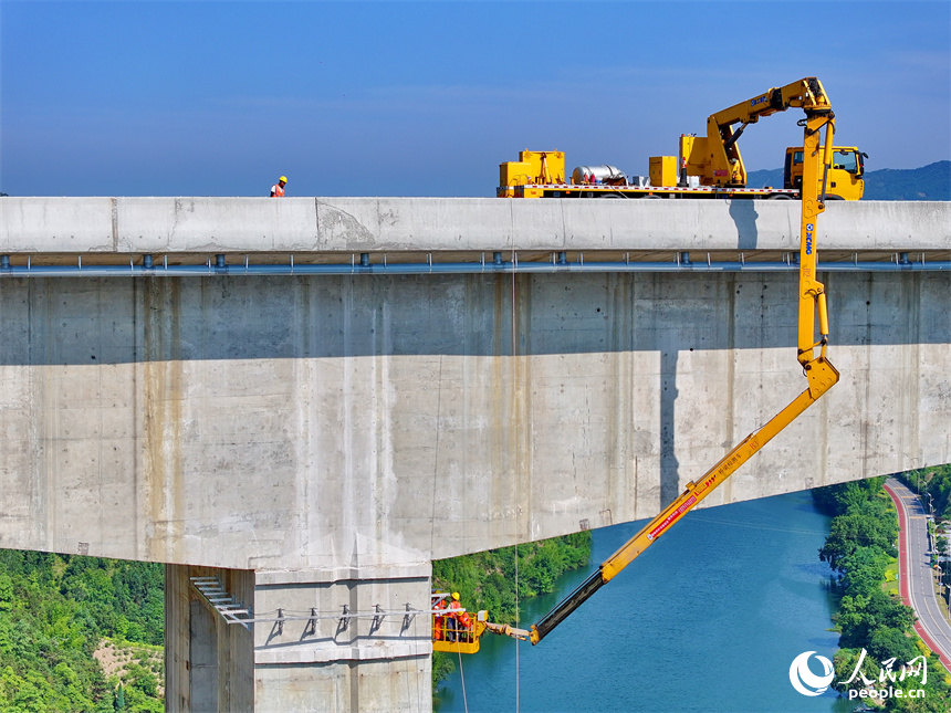 贛州市上猶縣陡水鎮的遂大高速上猶江特大橋項目施工現場，工人在進行大橋收尾施工。人民網 朱海鵬攝