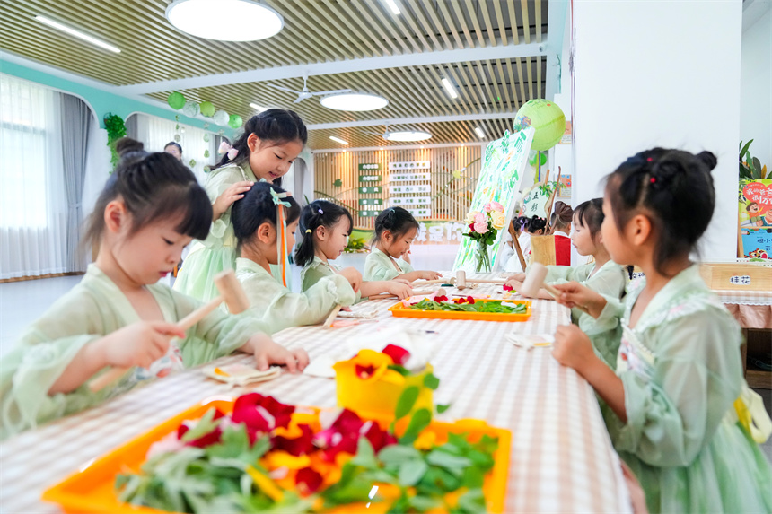 江西省撫州市臨川區保育院里，孩子們在敲印染。郭昊攝