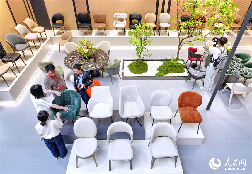 贛州市南康區家居小鎮會展中心，觀眾在中國綠色家居展覽館參觀體驗綠色家居產品。人民網 朱海鵬攝