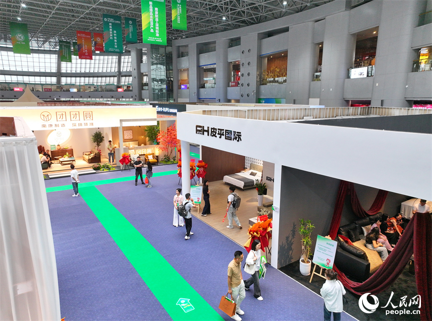 贛州市南康區家居小鎮會展中心，觀眾在中國綠色家居展覽館參觀體驗綠色家居產品。人民網 朱海鵬攝