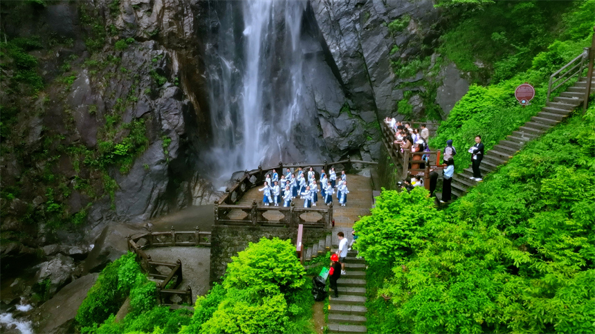 孩子們用天籟童聲唱響《玉盤》。陳旅攝