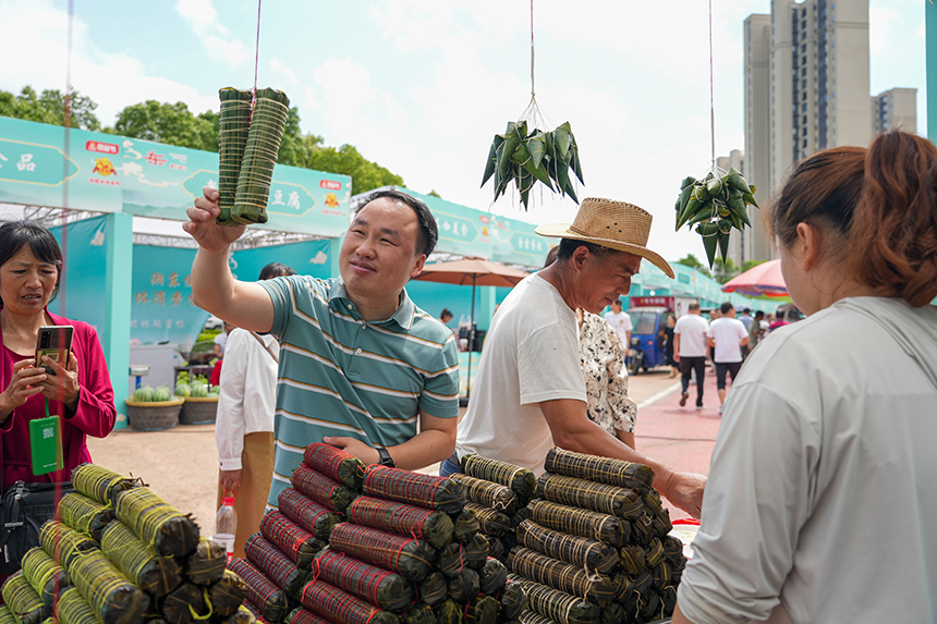 消費者正忙著選購當地自產自銷的農副產品。 人民網涂詩軒攝
