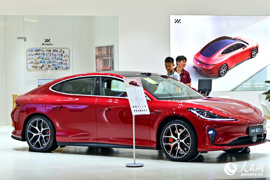 顧客在了解選購車型，咨詢汽車“以舊換新”補貼政策。人民網 朱海鵬攝