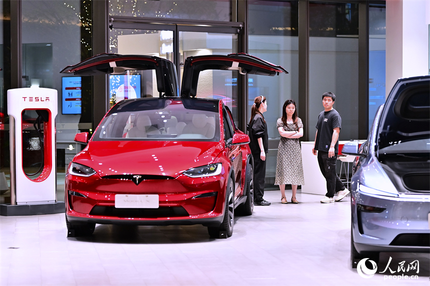 顧客在了解選購車型，咨詢汽車“以舊換新”補貼政策。人民網 朱海鵬攝