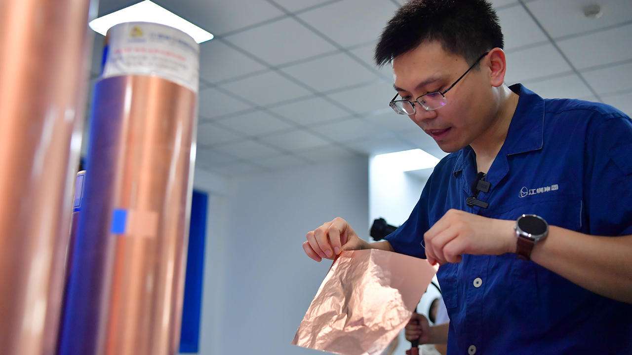 在江西省江銅銅箔科技股份有限公司，研發中心負責人、90后博士朱若林展示展示厚度為3.5微米的鋰電銅箔樣品。