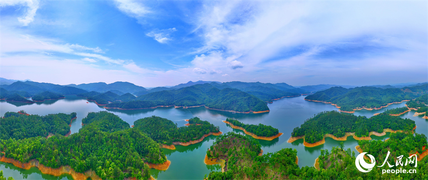 贛州市崇義縣陽明湖國家濕地公園內的贛南樹木園，林木蔥郁，水源充沛，風光旖旎。人民網 朱海鵬攝